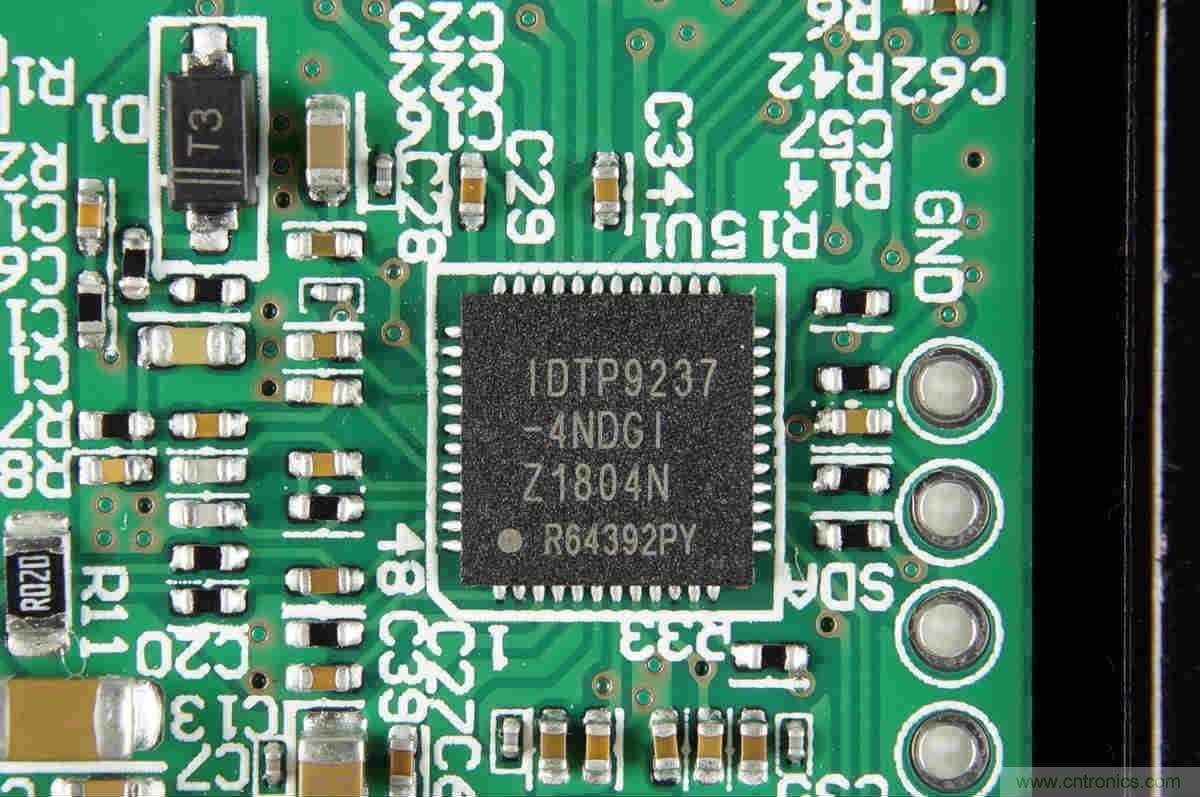 拆解对比：系出同门，小米、紫米无线充电器的差别有多大？