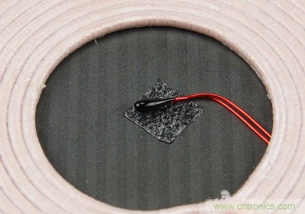 拆解对比：系出同门，小米、紫米无线充电器的差别有多大？