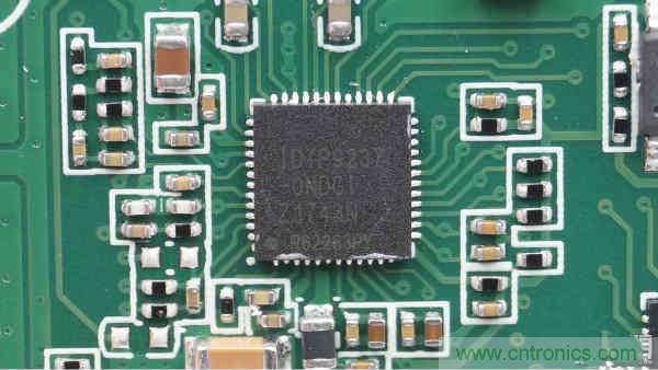 拆解华为保时捷设计快充无线充电器：凭啥能卖699？