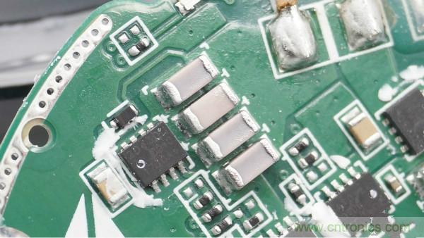 拆解华为保时捷设计快充无线充电器：凭啥能卖699？