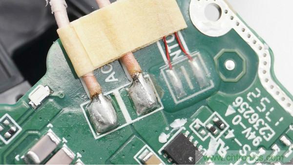 拆解华为保时捷设计快充无线充电器：凭啥能卖699？