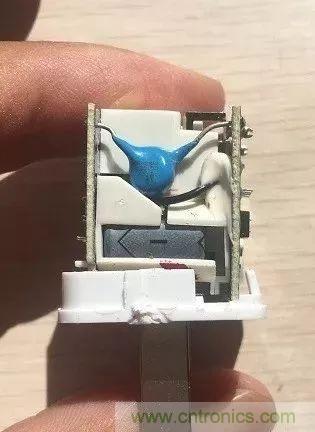 拆了个电容之后，我的iPhone也会自动订房了