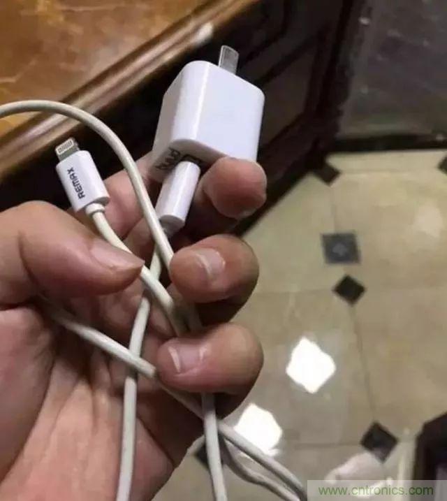 拆了个电容之后，我的iPhone也会自动订房了