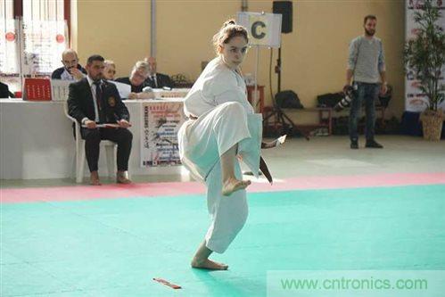 工程师将智能高科技编入时尚服装，以帮助抑制青少年肥胖症