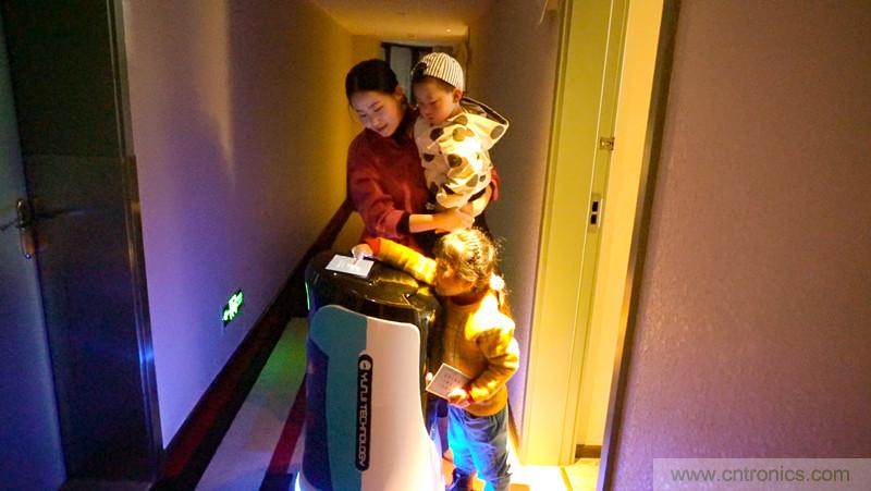 降本增收 看云迹酒店机器人如何变身酒店新宠 降本增收 看云迹酒店机器人如何变身酒店新宠