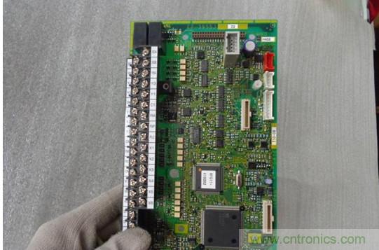 变频器的输出频率调高，那么输出电压将如何提高？