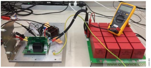 如何用隔离式栅极驱动器和LT3999 DC/DC转换器驱动1200 V SiC电源模块？
