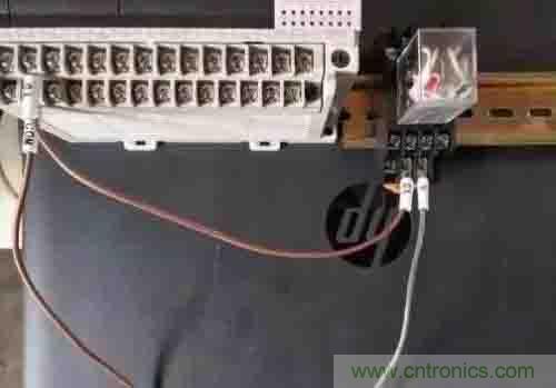 PLC的输出方式：继电器和晶体管