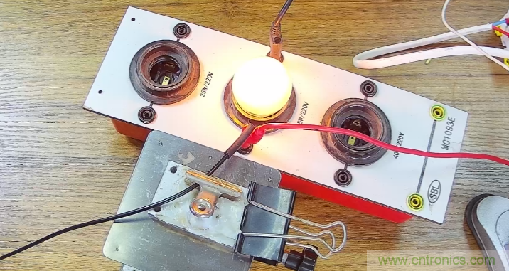 电灯泡内通有交流电，为什么看不到灯泡在闪烁？