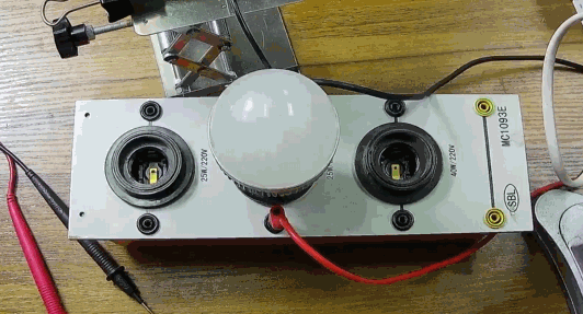 电灯泡内通有交流电，为什么看不到灯泡在闪烁？