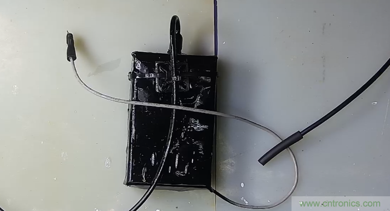 电灯泡内通有交流电，为什么看不到灯泡在闪烁？