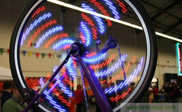 电灯泡内通有交流电，为什么看不到灯泡在闪烁？