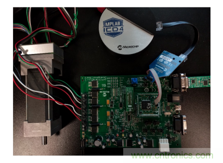 如何使用降阶隆伯格观测器估算永磁同步电机的转子磁链位置？