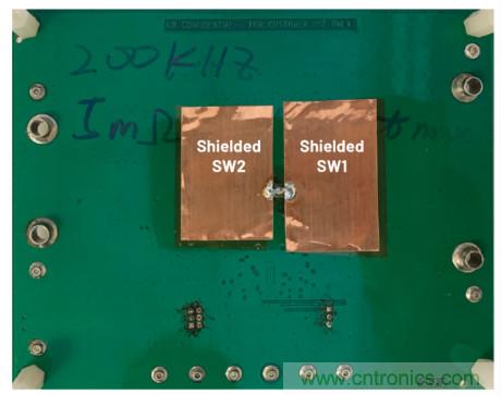 低辐射的4开关降压-升压型控制器布局——单热回路与双热回路