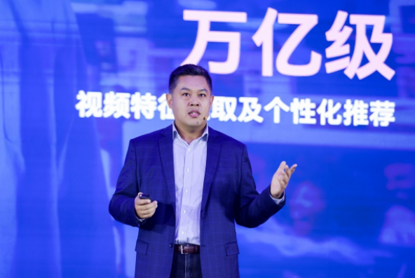 数据洪流下的算力突围：英特尔以生态之力破局AI规?；? width=