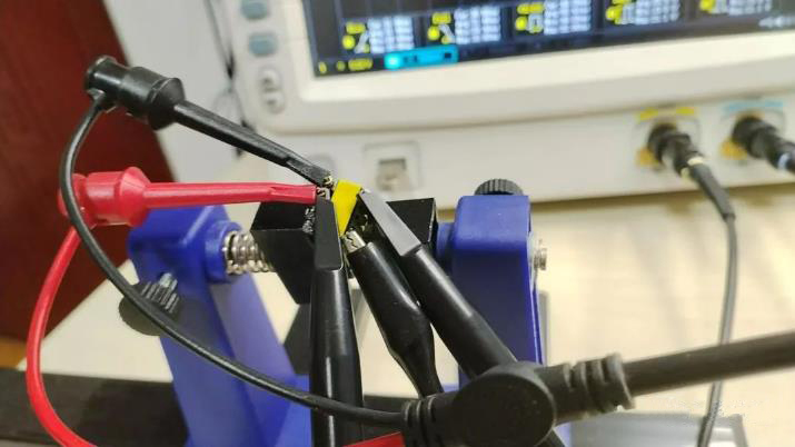 如何利用示波器快速判断变压器的同名端和异名端？