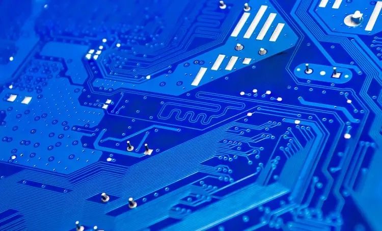 如何决定 PCB 中差分对的过孔阻抗？